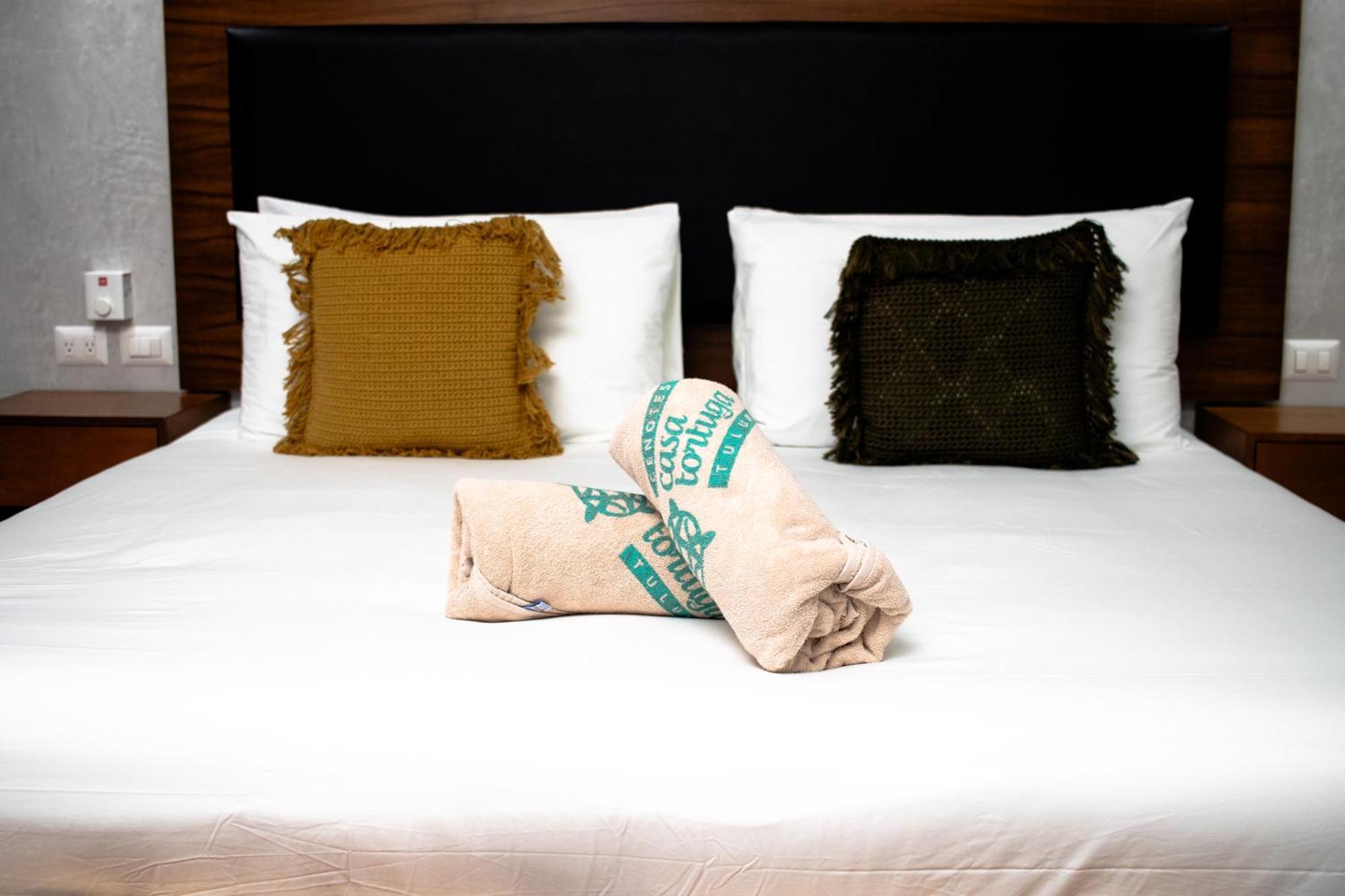 Hotel Casa Tortuga Tulum - Cenotes Park Inclusive Ngoại thất bức ảnh A bed with a folded blanket