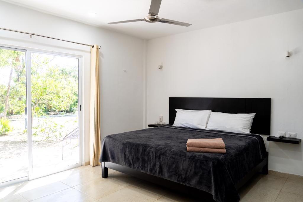 Hotel Casa Tortuga Tulum - Cenotes Park Inclusive Ngoại thất bức ảnh A bedroom with a ceiling fan